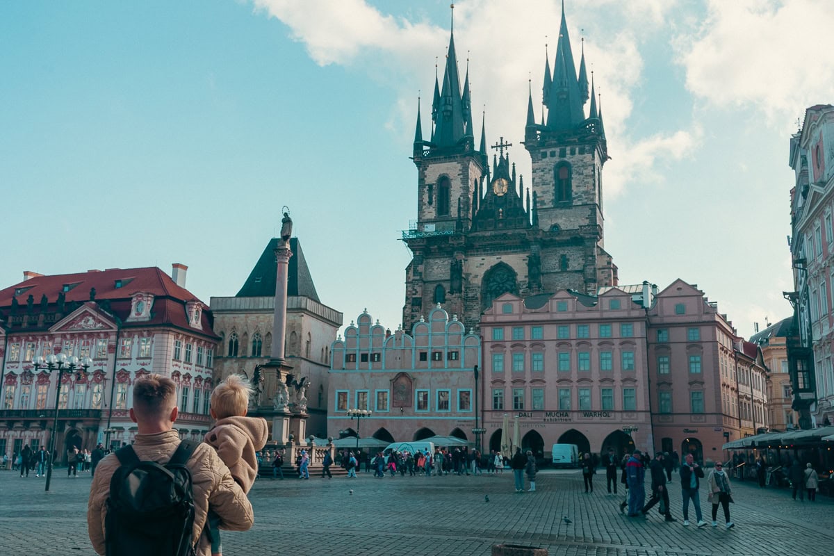 Gamla stadens torg och astronomiska klockan: Vad du ska se i hjärtat av Prag 11 De 27 vita korsen vid Gamla stadens torg