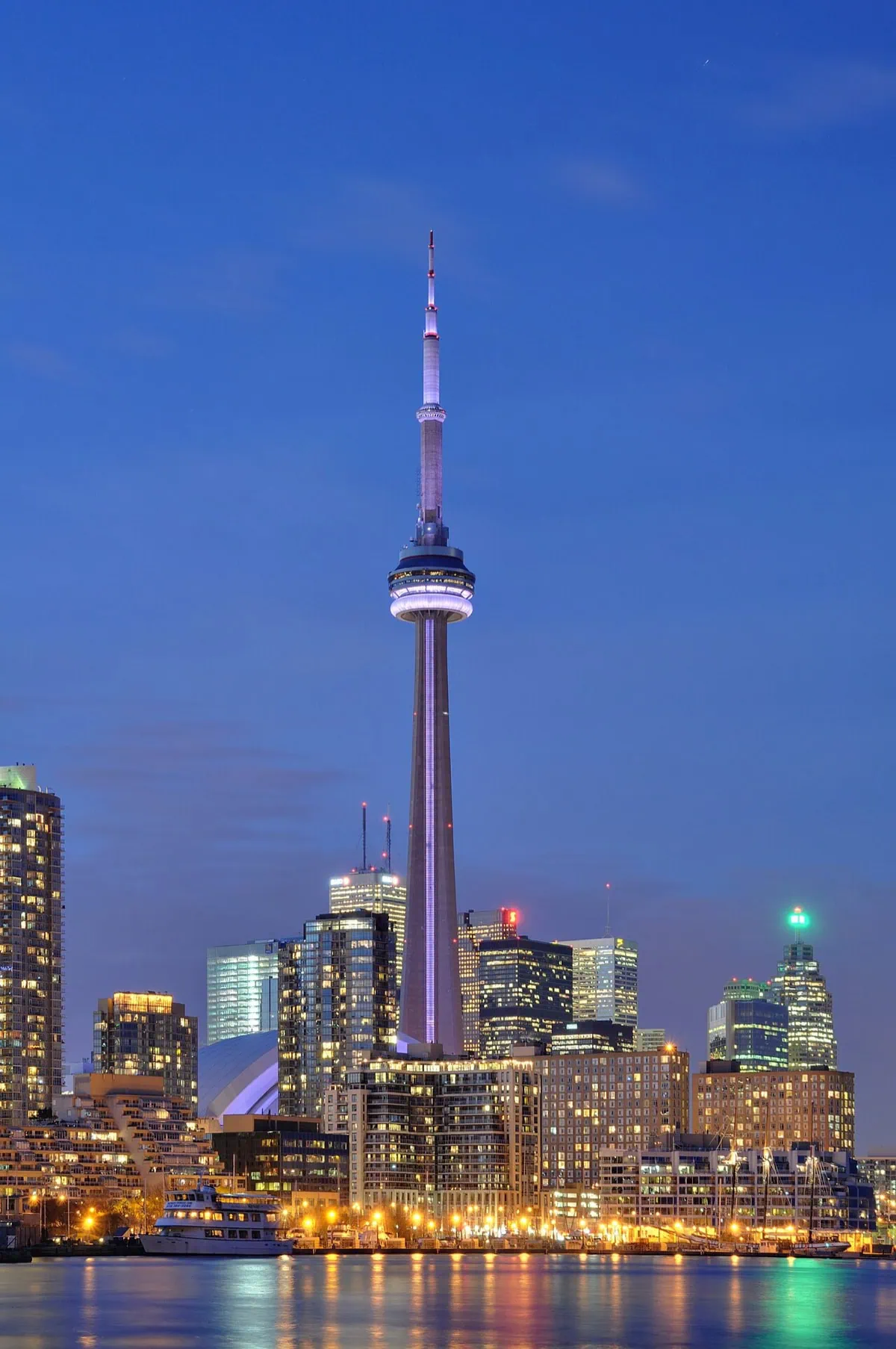 Ontário, Kanada: 35 tipů, co vidět a dělat 2 Nasvícená CN Tower v Torontu za soumraku