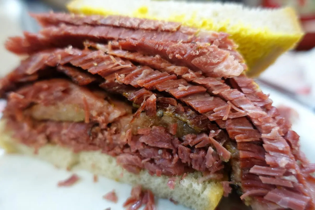 Provincie Quebec, Kanada: kompletní průvodce | 30+ tipů, co vidět a zažít 36 Sendvič s Montreal smoked meat