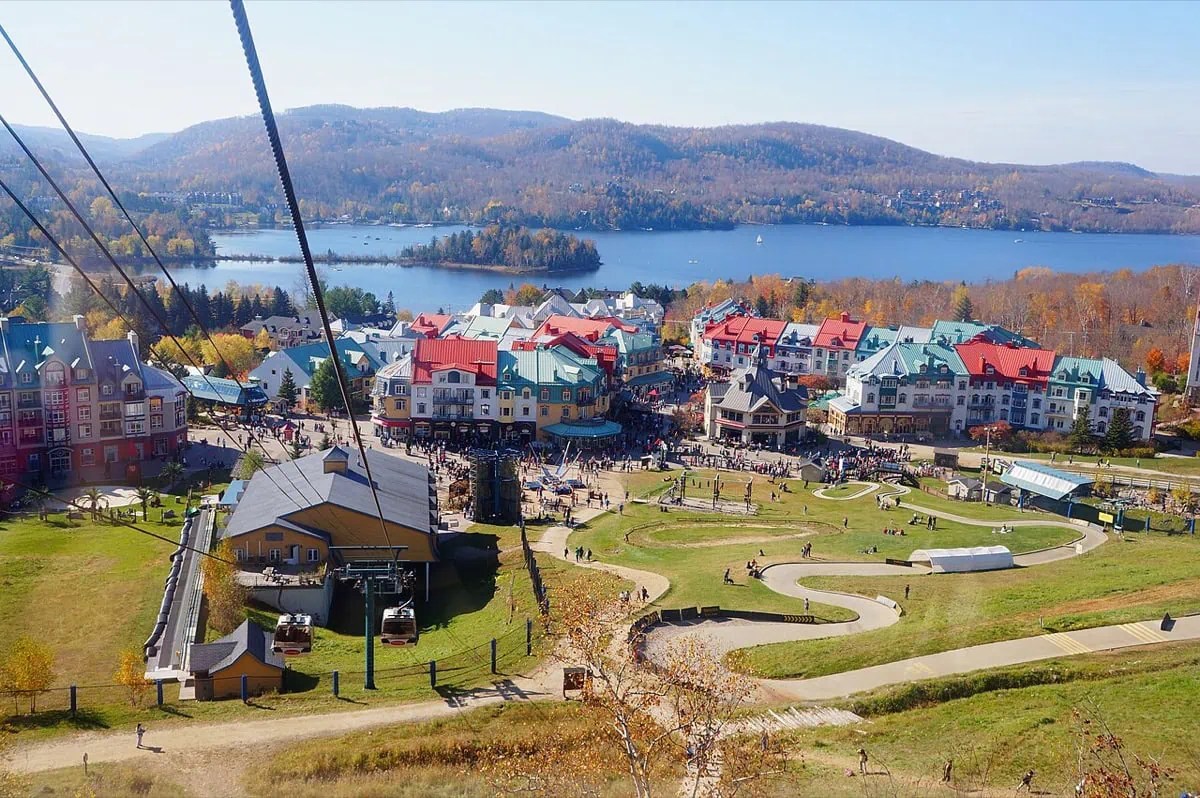 Provincie Quebec, Kanada: kompletní průvodce | 30+ tipů, co vidět a zažít 33 Barevná horská vesnice Mont-Tremblant v pohoří Laurentidy