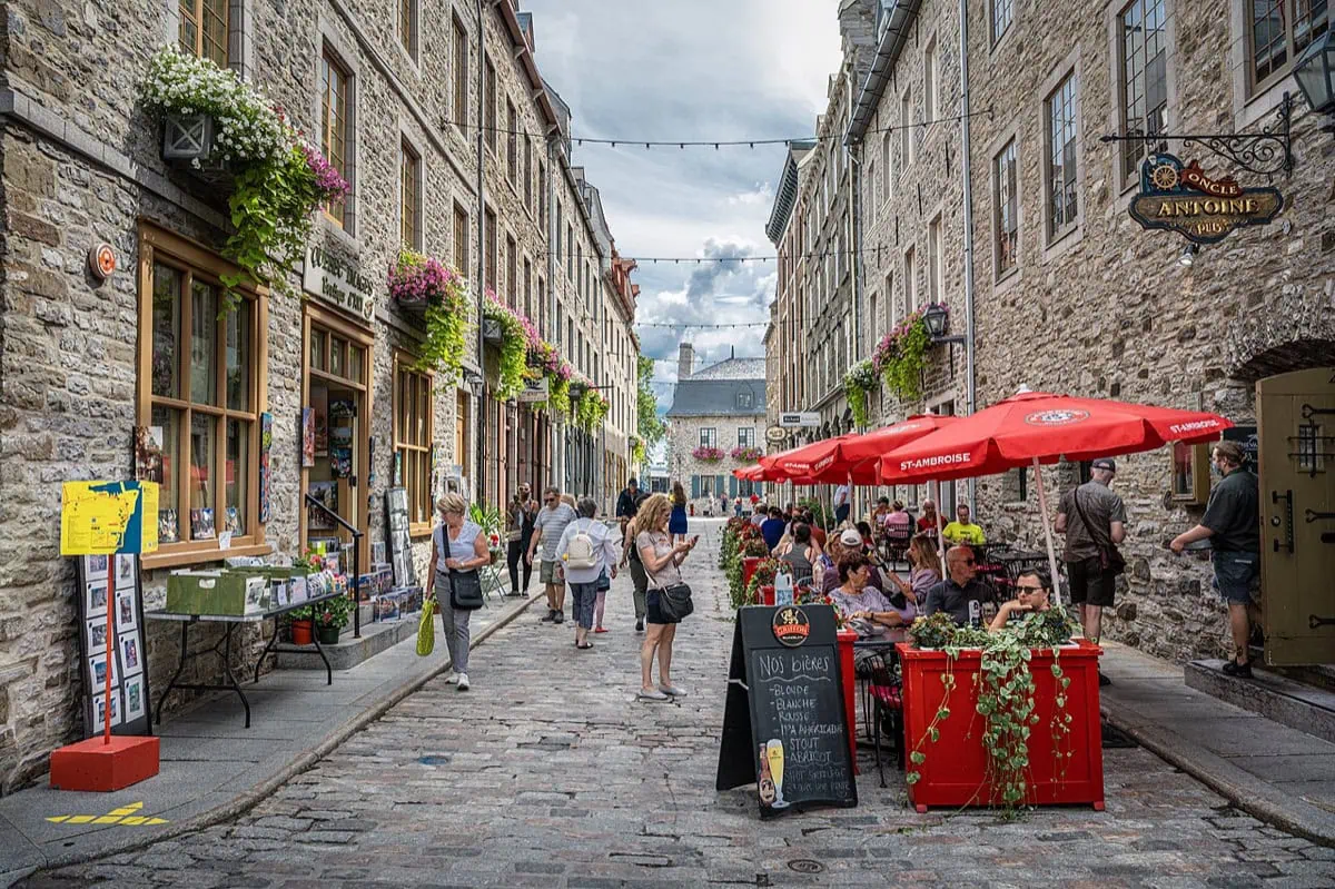 Malebná historická ulice Quartier Petit-Champlain v dolním městě Quebecu