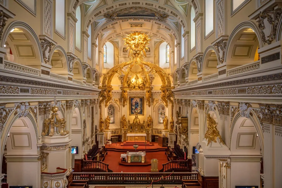 Zlacený barokni interier baziliky-katedraly Notre-Dame de Quebec