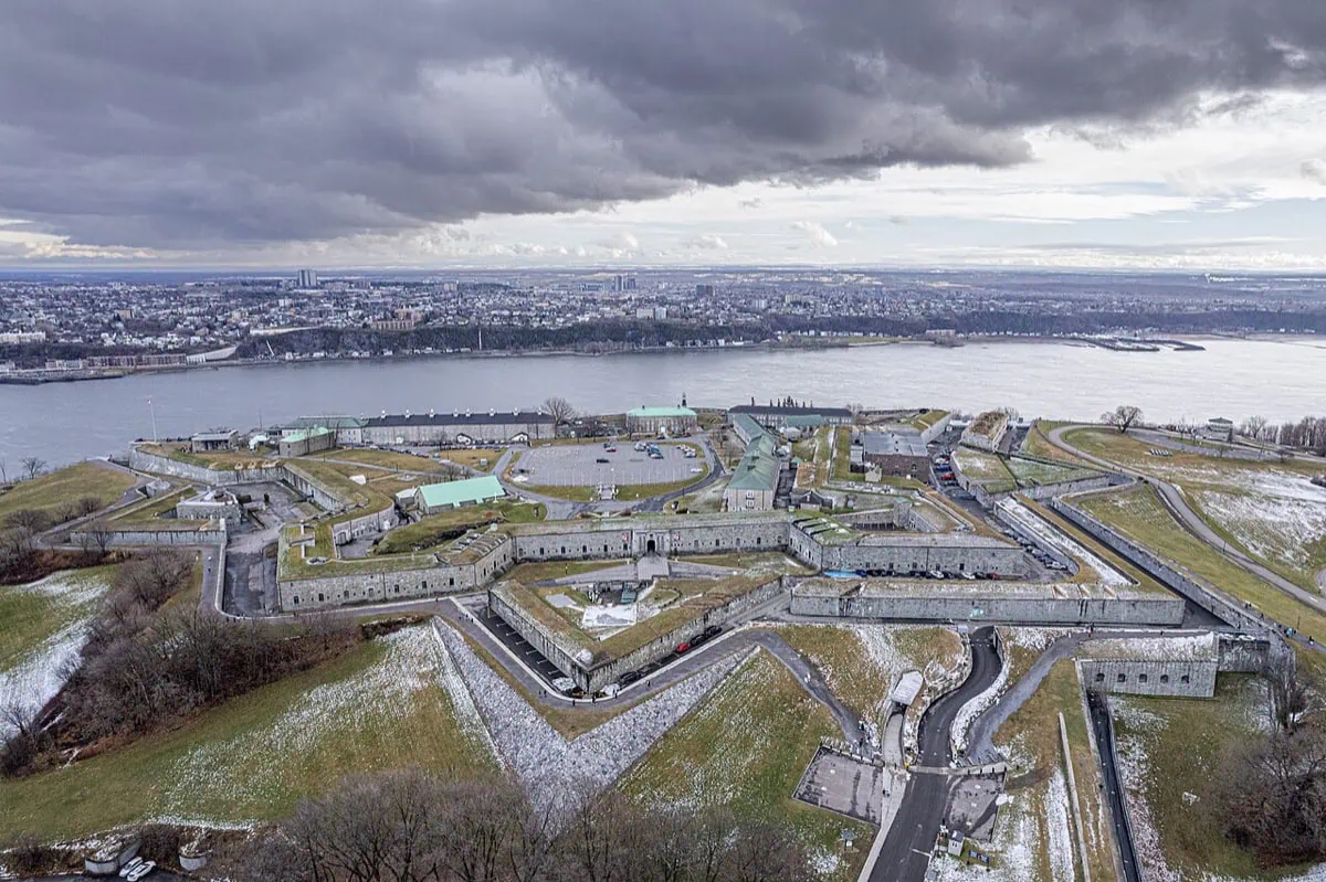 Hvězdicová pevnost Citadelle de Québec na kopci nad městem