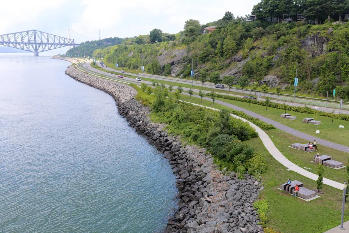 Promenada Samuel-De Champlain podel reky svateho Vavrince a Quebecky most