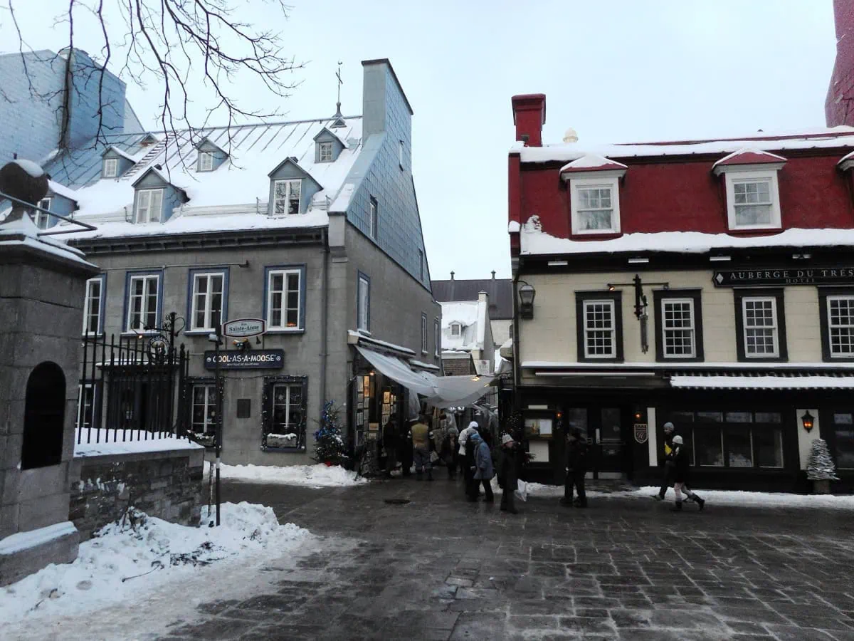 Vstup do umelecke ulicky Rue du Tresor u Auberge du Tresor v zimnim Quebecu