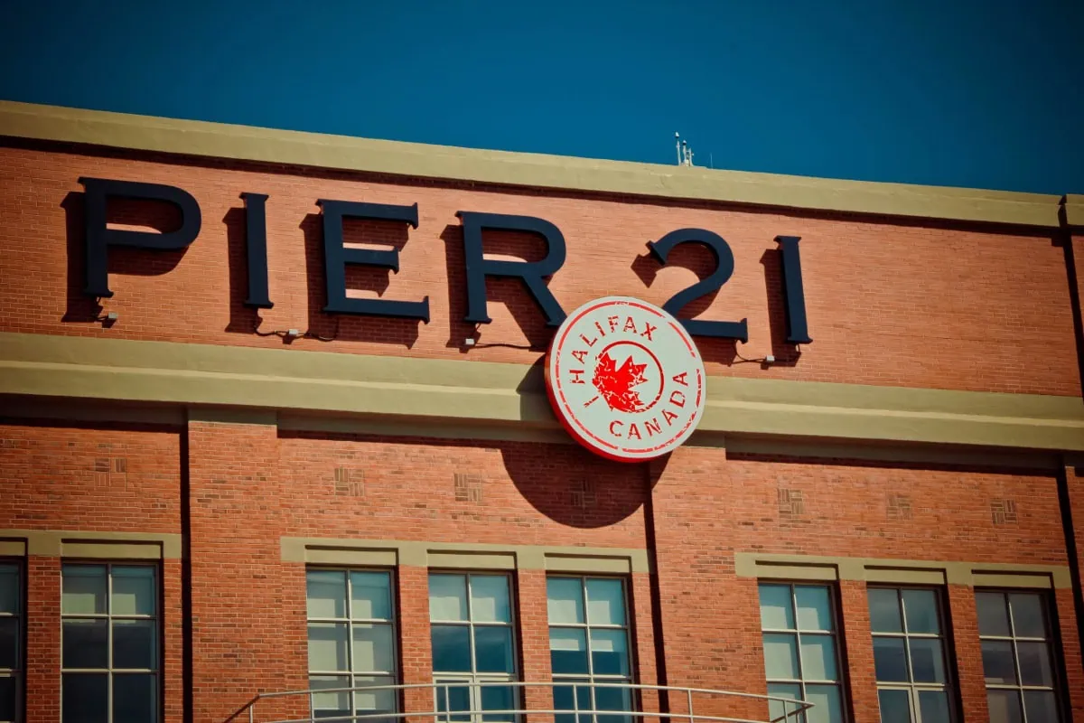 L'edificio in mattoni di Pier 21 a Halifax