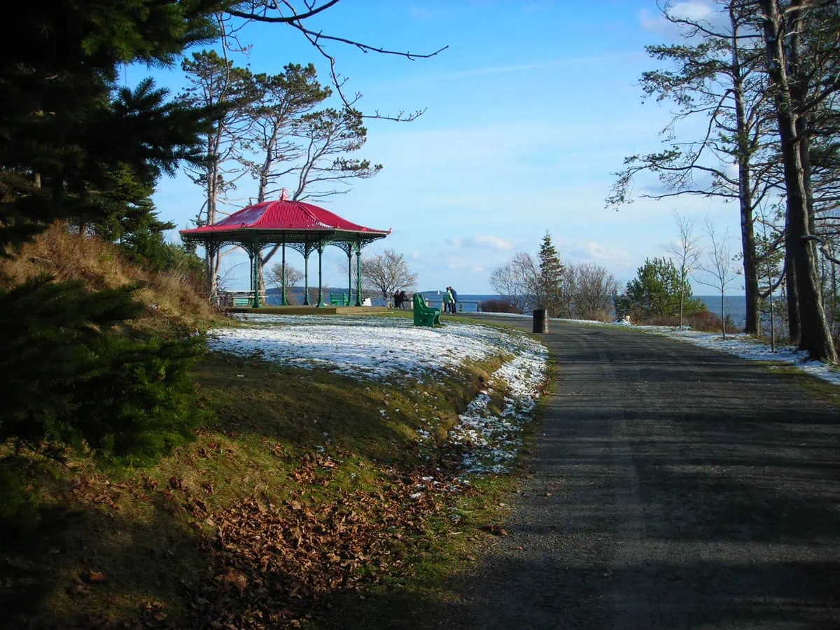 Gazebo e sentiero verso l'oceano nel Point Pleasant Park di Halifax