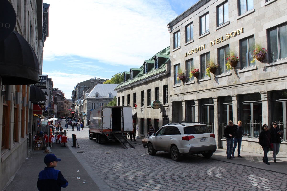 Montreal, Canada: 15 lucruri de văzut și de făcut 2 Strada pavata Rue Saint-Paul in Old Montreal (Vieux-Montreal)