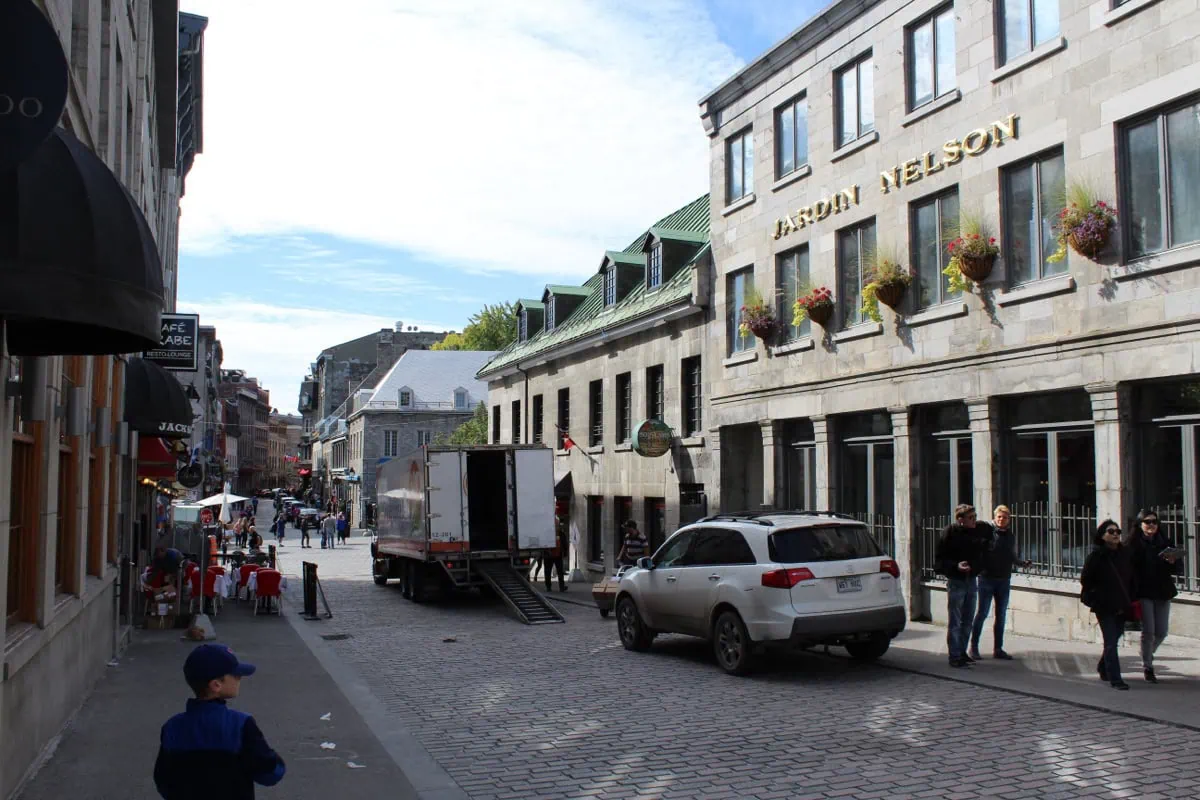 Dlazdena ulice Rue Saint-Paul ve Starem Montrealu (Vieux-Montreal)