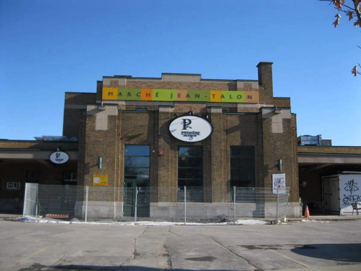 Budova trznice Marche Jean-Talon v Montrealu