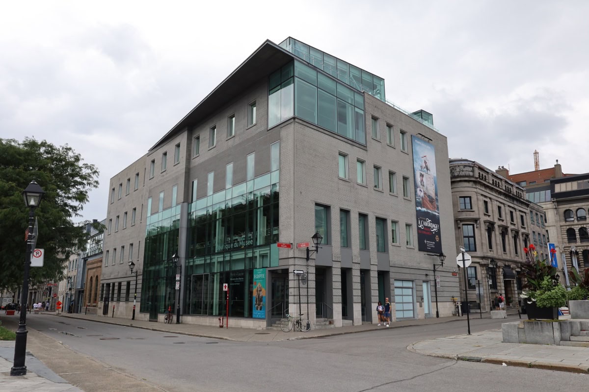 Montreal, Canada: 15 lucruri de văzut și de făcut 10 Cladirea moderna a muzeului Pointe-a-Calliere in Old Montreal
