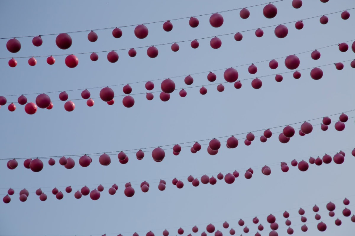 Montreal, Canada: 15 lucruri de văzut și de făcut 14 Instalatia cu bile roz Les Boules Roses deasupra Gay Village in Montreal