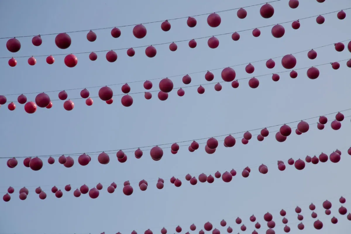 Ruzove kuglove instalace Les Boules Roses nad Gay Village v Montrealu