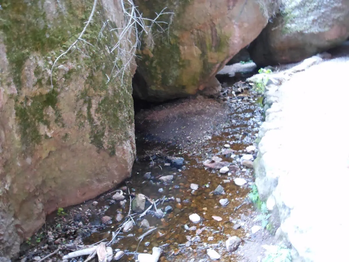 Skalni jeskyne Bear Gulch Cave v Pinnacles