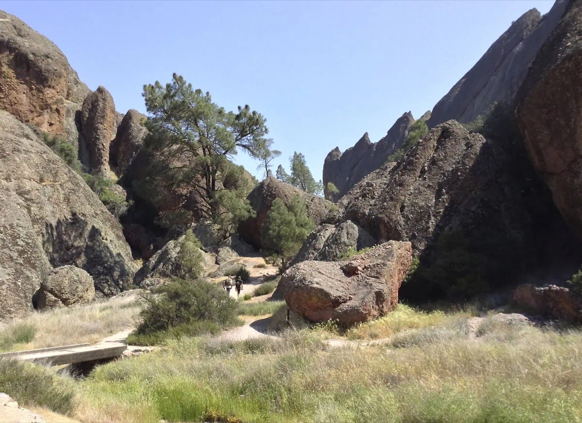 Talus jeskyne Balconies Cave v narodnim parku Pinnacles