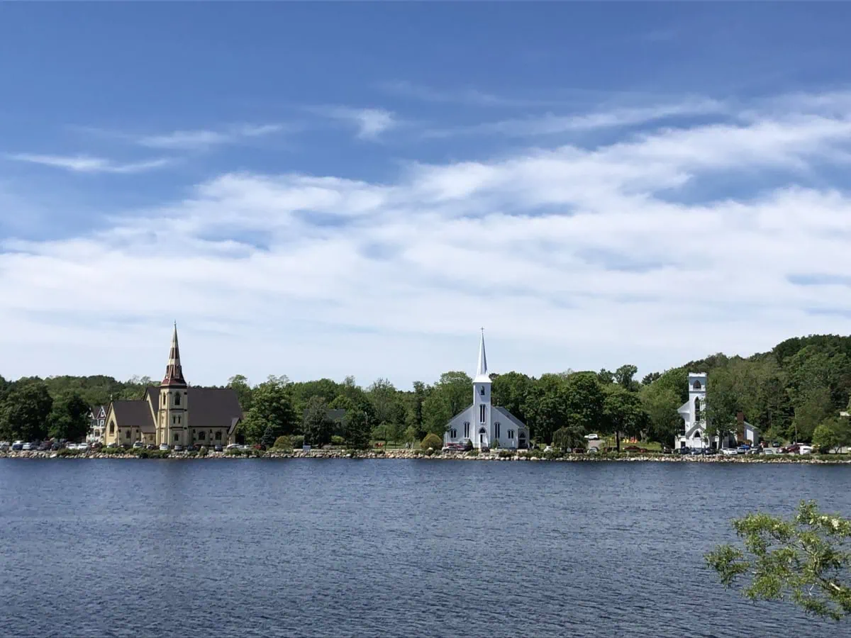 Ikonické tři kostelíčky na nábřeží v Mahone Bay