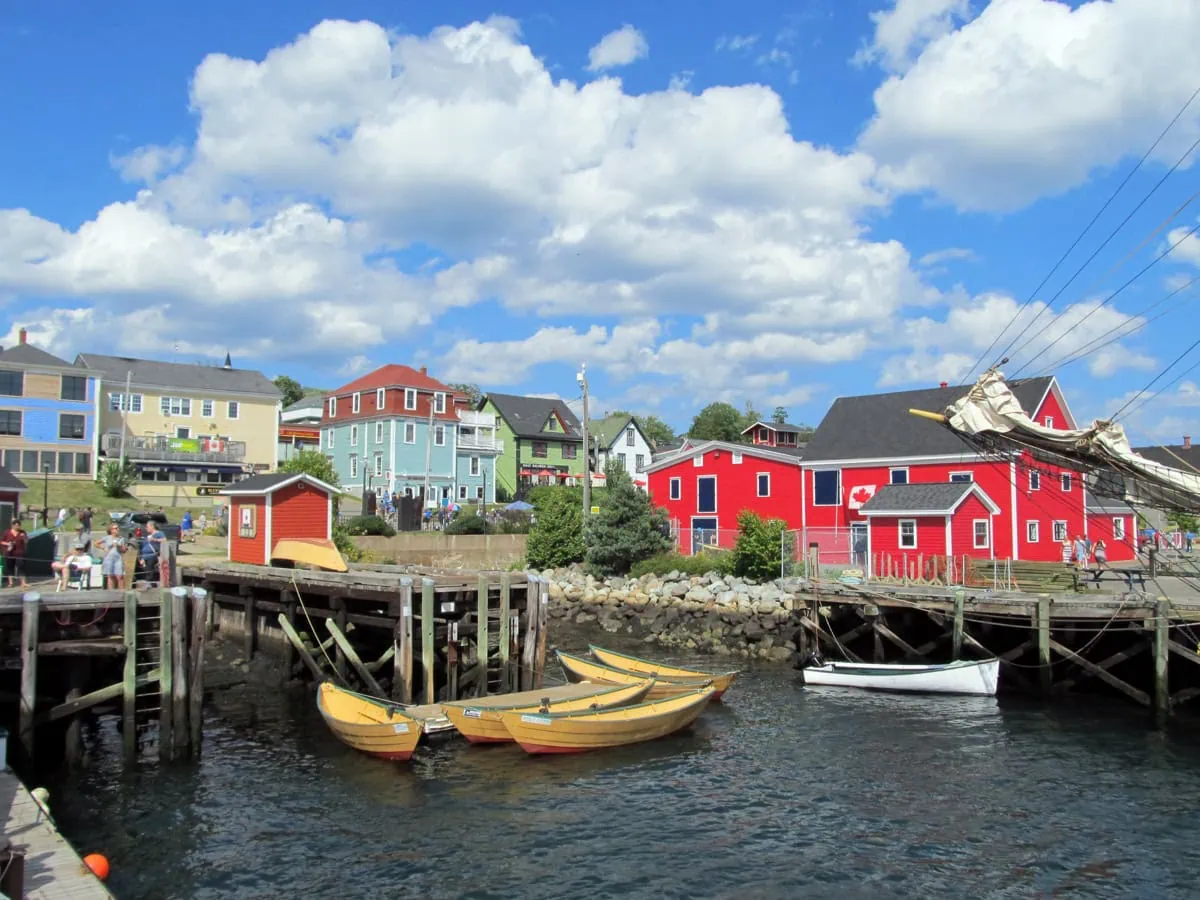 Barevné nábřeží historického městečka Lunenburg