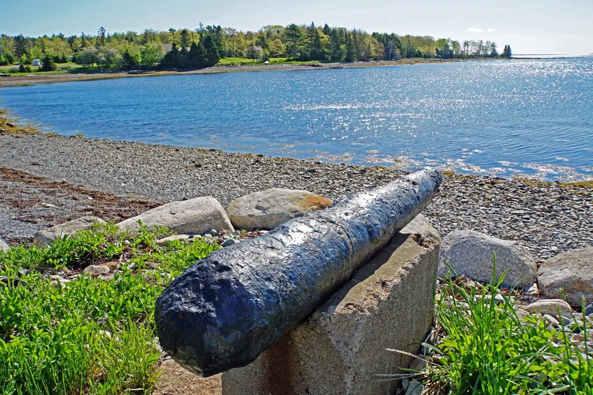 Pobřeží záhadného ostrova Oak Island v Mahone Bay