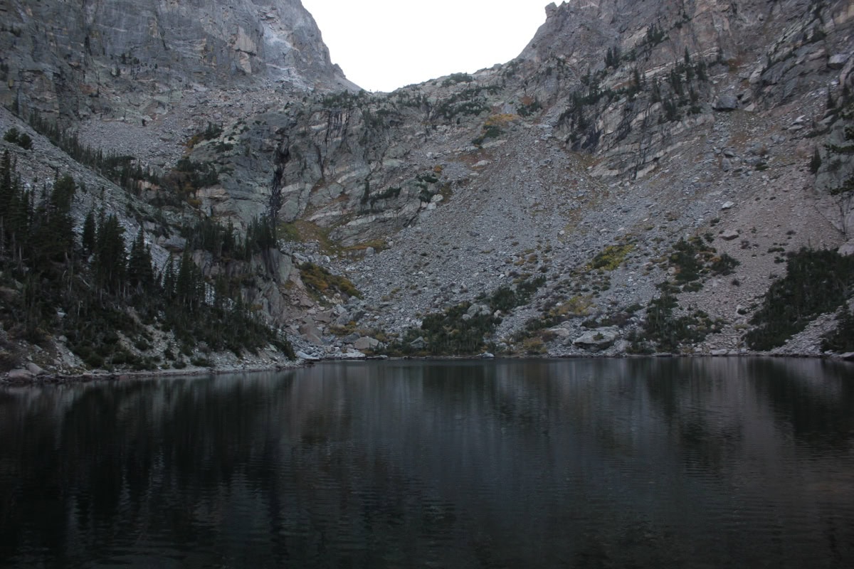 Rocky Mountain National Park, Colorado SUA: 15 sfaturi ce să vezi și să faci 5 Lacul turcoaz Emerald Lake sub piscuri stancoase