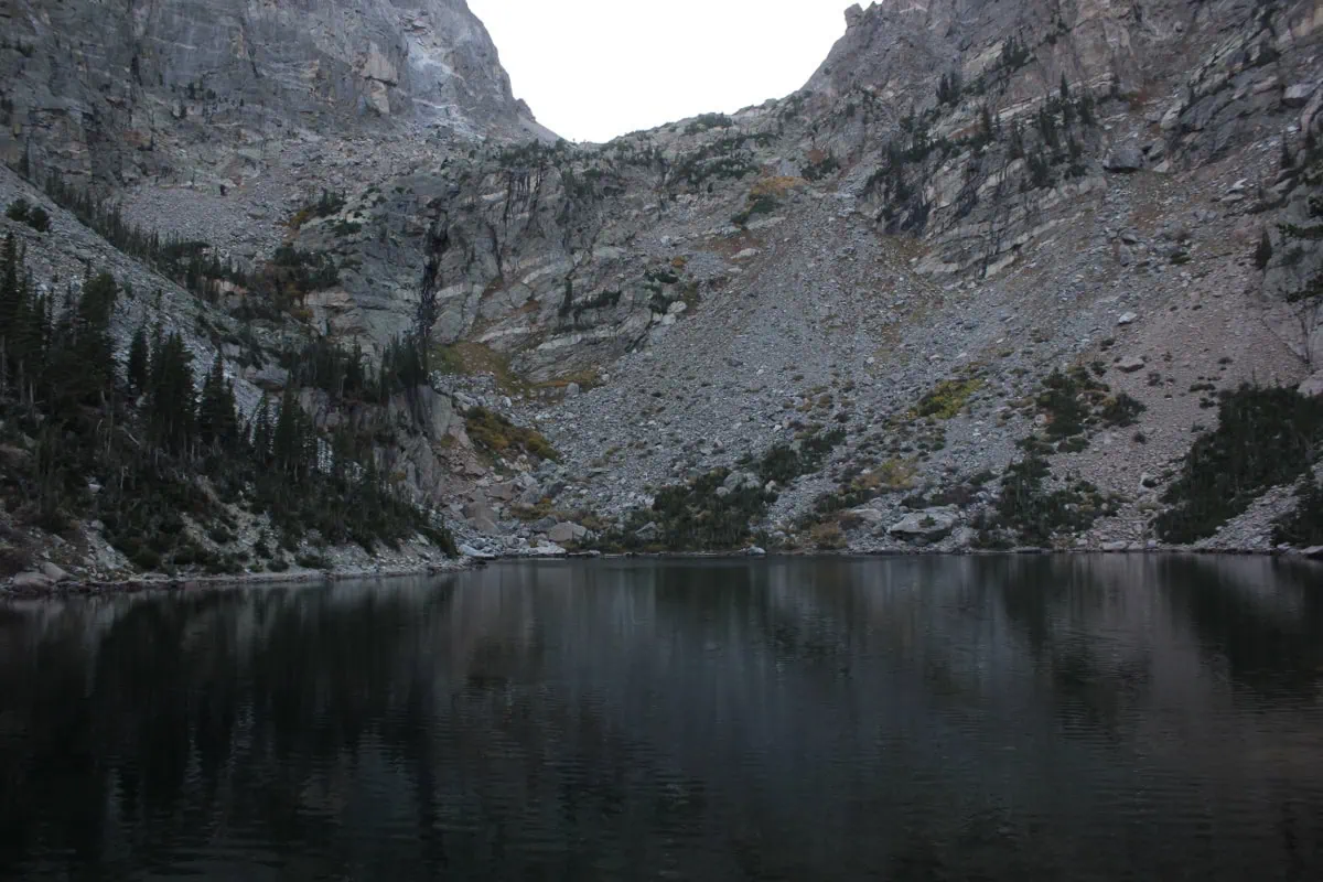 Tyrkysove jezero Emerald Lake pod skalnimi stity