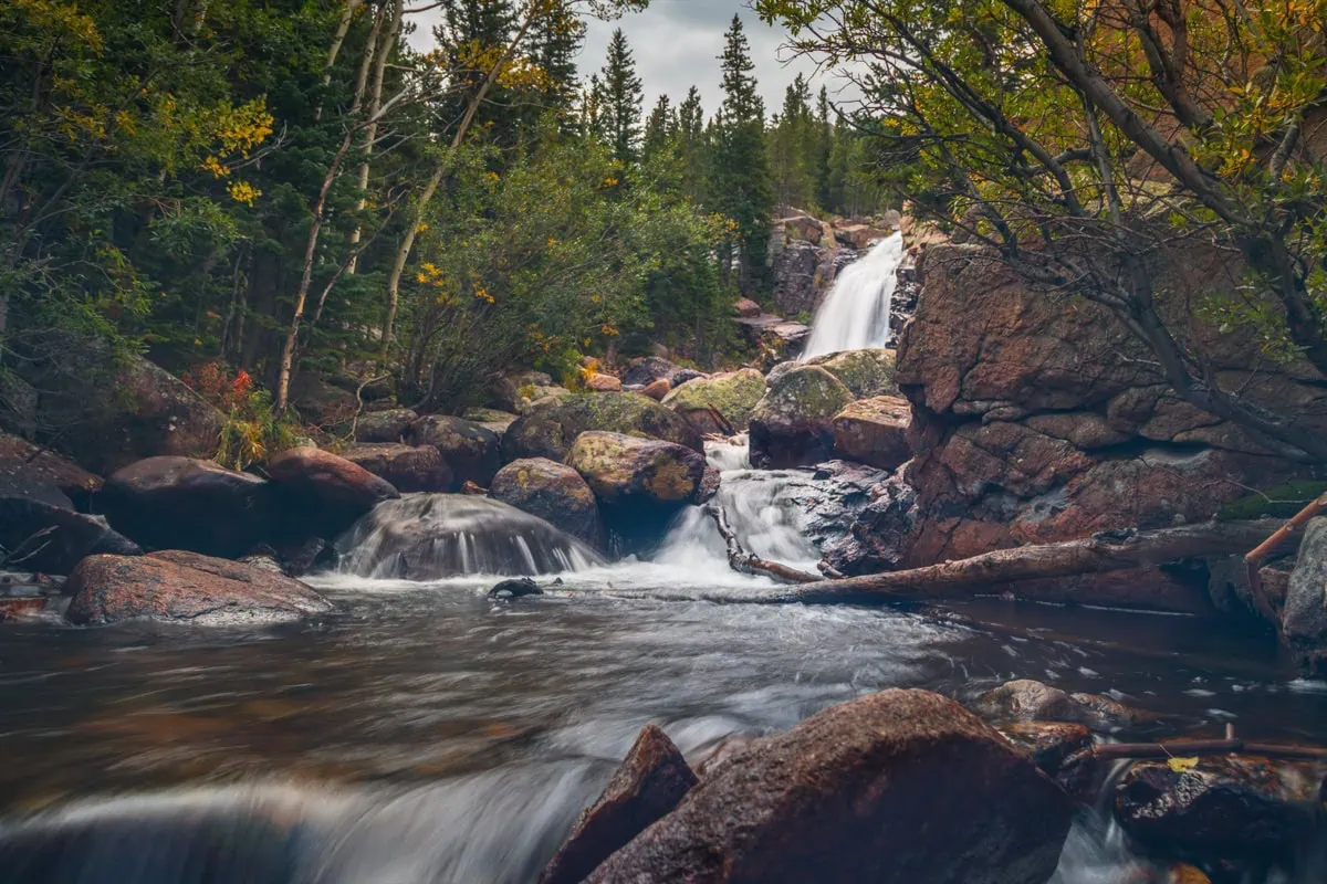 Vodopad Alberta Falls v Rocky Mountain National Park