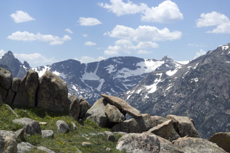 Skalnate vrcholy nad alpinskou tundrou v Rocky Mountain National Park