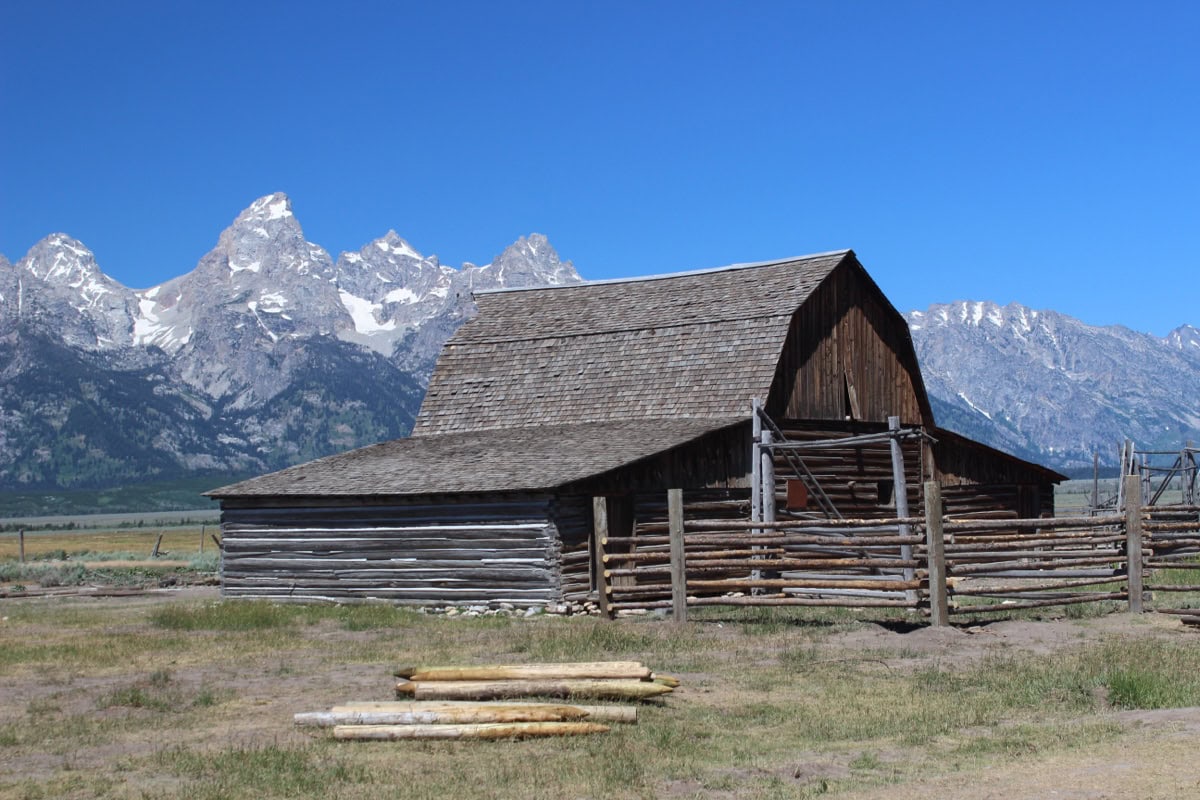 Grand Teton National Park, Wyoming (SUA): Ghid și 15 lucruri de văzut și făcut 2 Hambar istoric la Mormon Row sub crestele Tetonilor