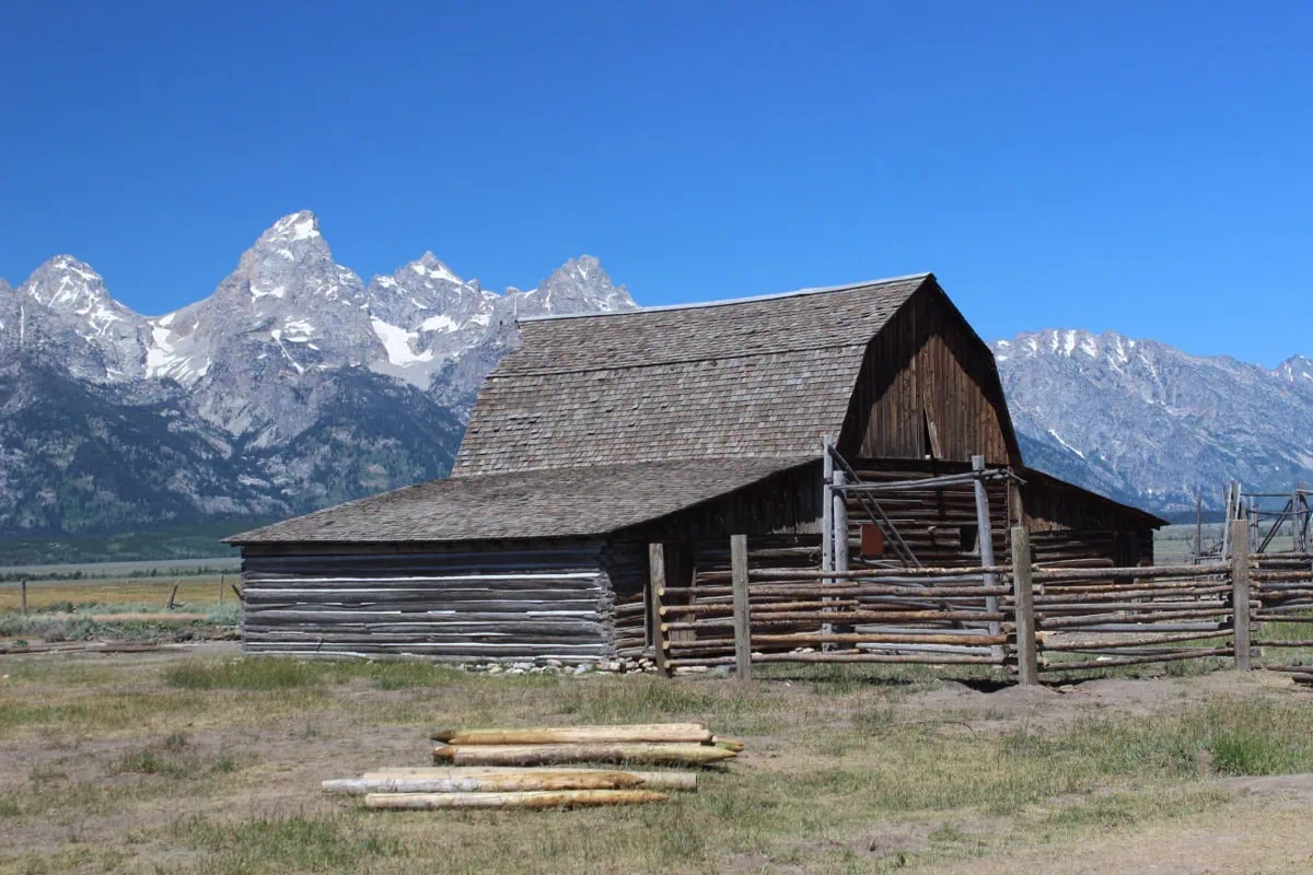 Historicka stodola na Mormon Row pod stity Tetonu