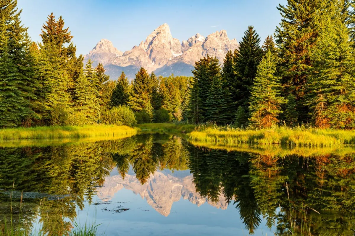 Vychod slunce u Schwabacher Landing s odrazem Tetonu