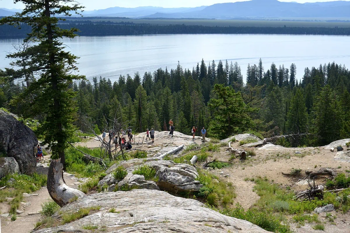 Stezka Cascade Canyon mezi stitmi Tetonu