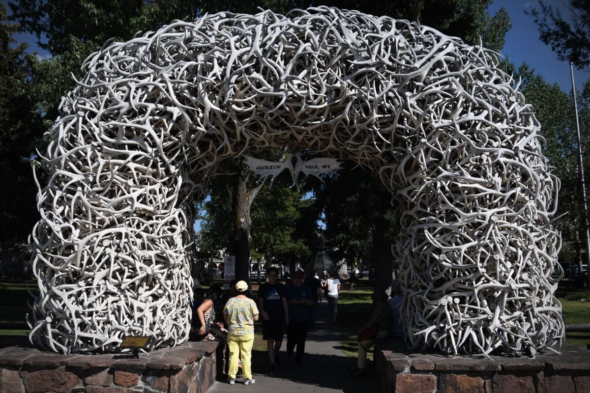 Grand Teton National Park, Wyoming (SUA): Ghid și 15 lucruri de văzut și făcut 14 Orasul Jackson cu iconicul arc din coarne