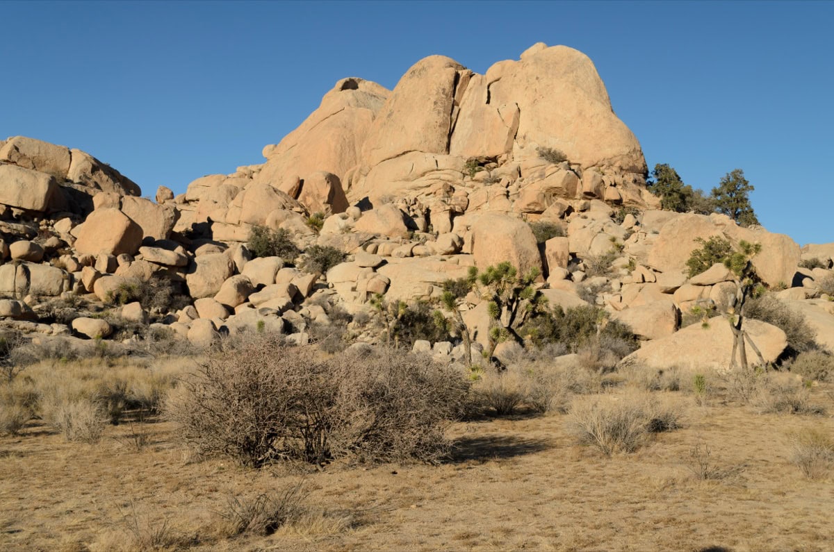 Pousti nadrz Barker Dam v narodnim parku Joshua Tree