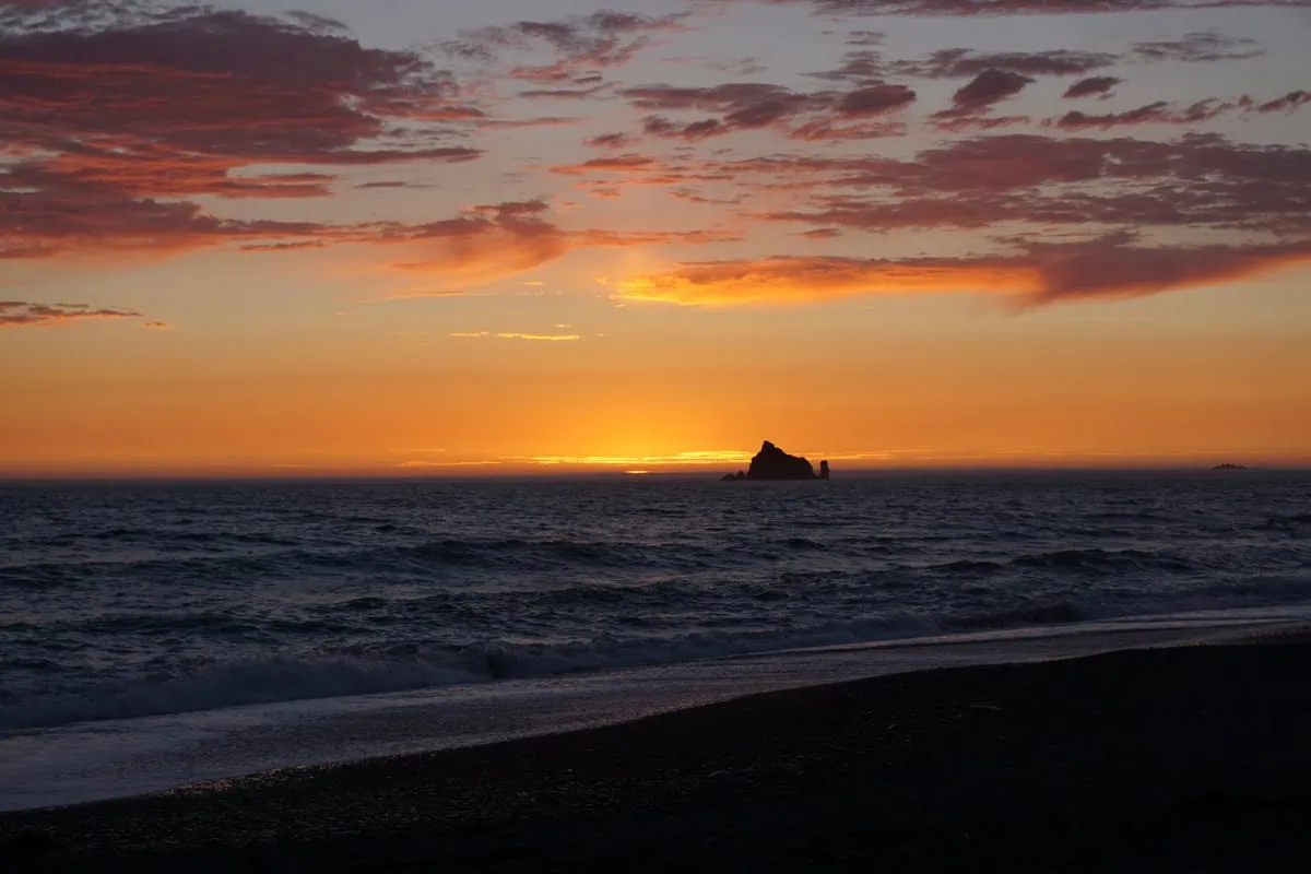 Skalnate pobrezi Rialto Beach s morskymi stacky
