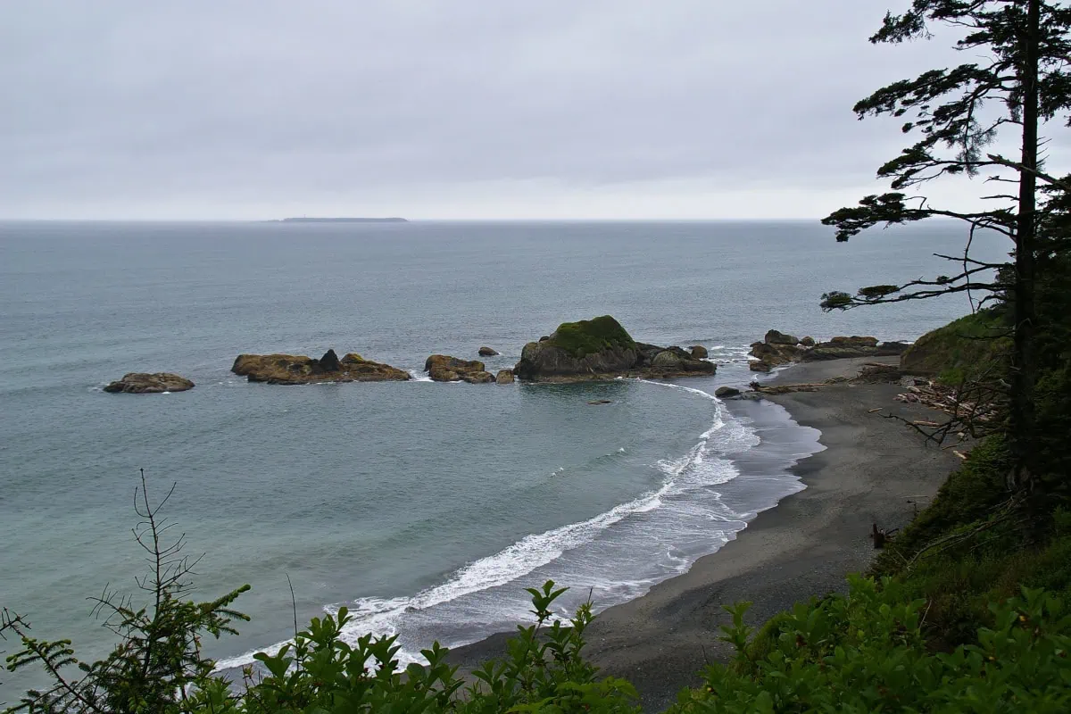 Divoka plaz Ruby Beach se skalnimi vezemi a naplavenym drevem