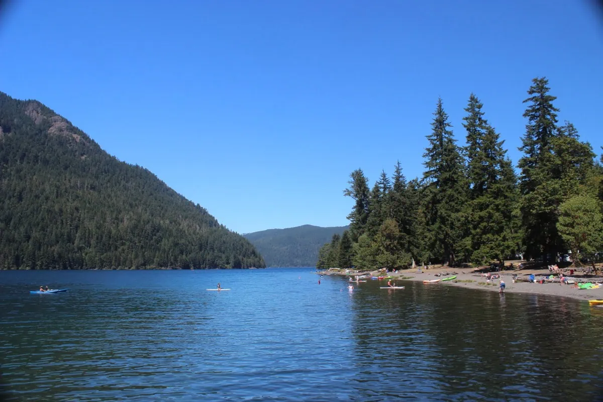 Tyrkysove jezero Lake Crescent obklopene horami