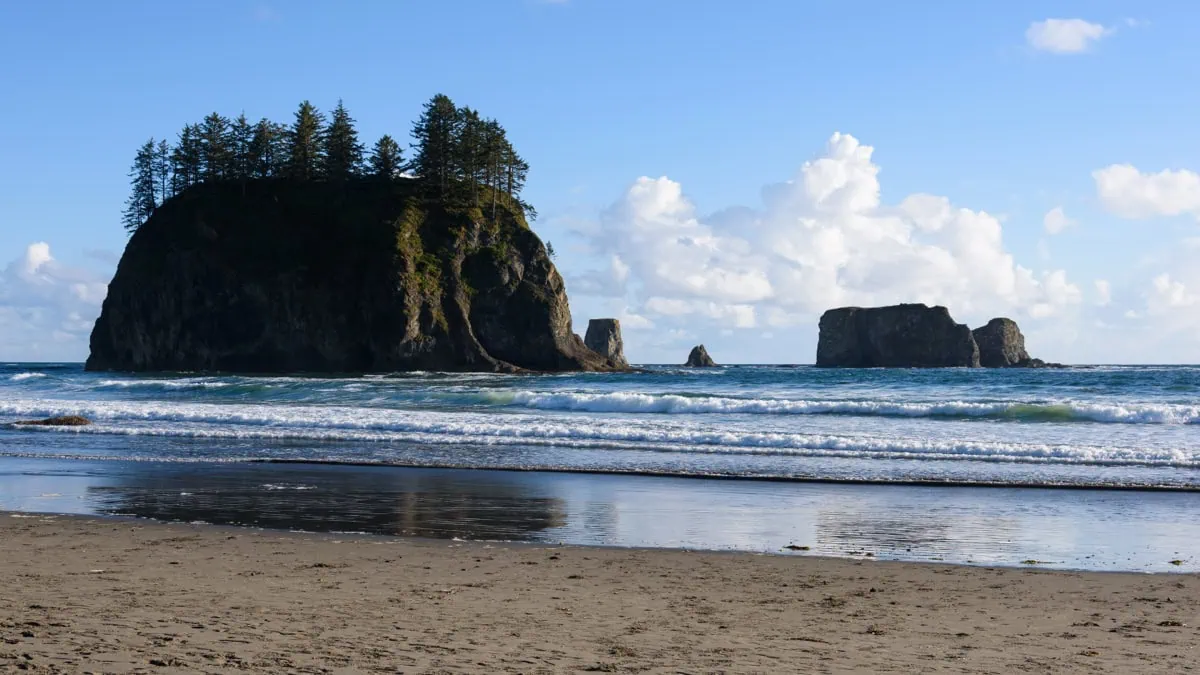 Plaz Second Beach u La Push s morskymi stacky