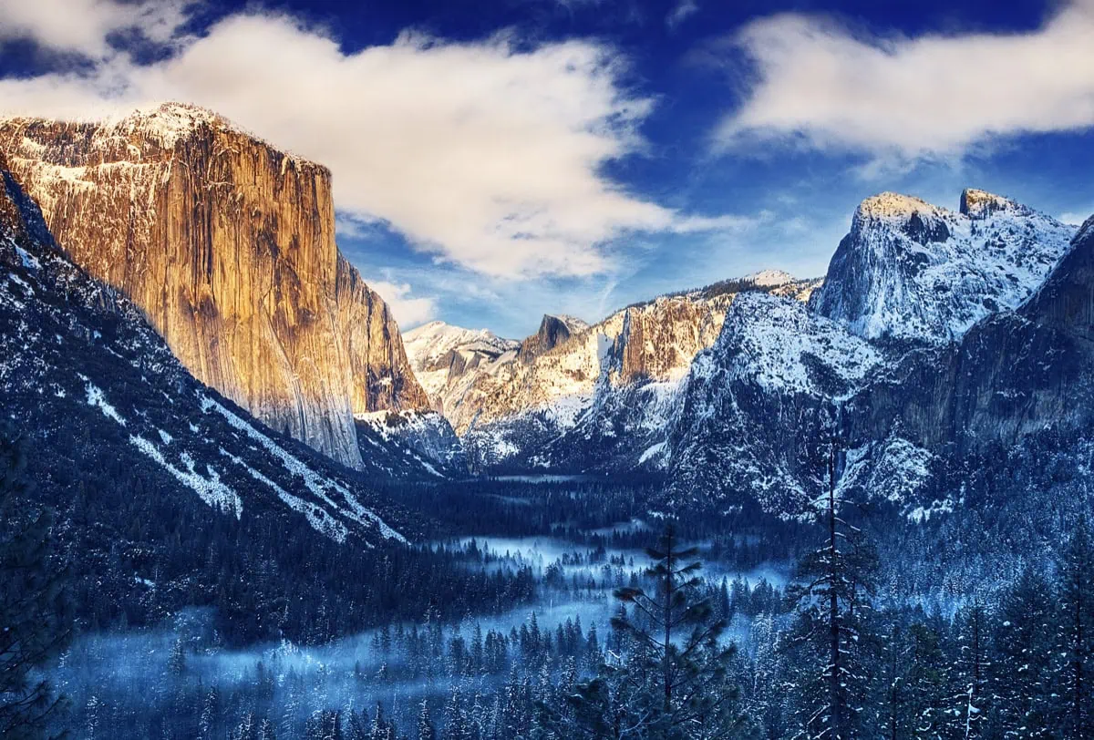 Klasicky vyhled na Yosemitske udoli z Tunnel View
