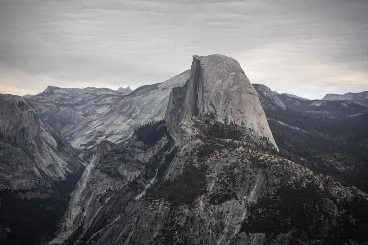 Vyhled z Glacier Point na Half Dome a udoli