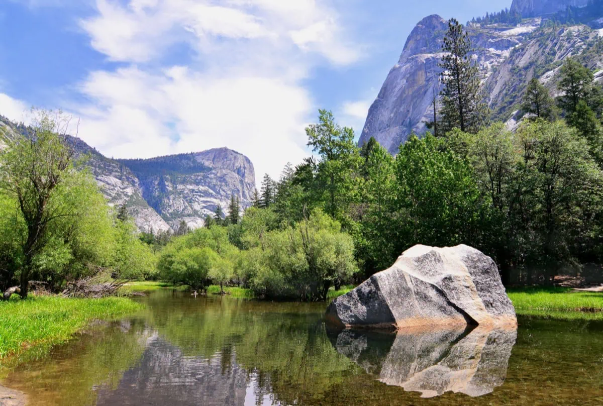 Jezero Mirror Lake s odrazem Half Dome