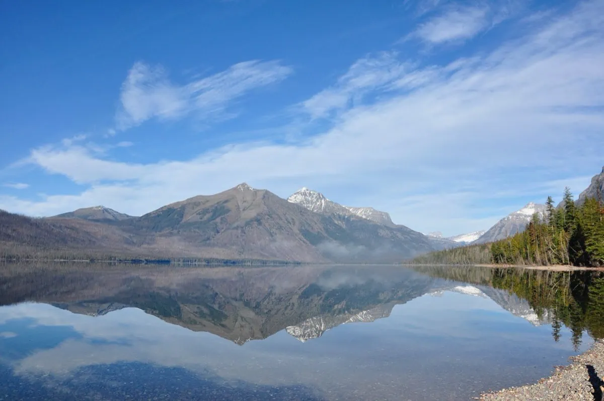Jezero Lake McDonald s barevnymi oblazky a horami