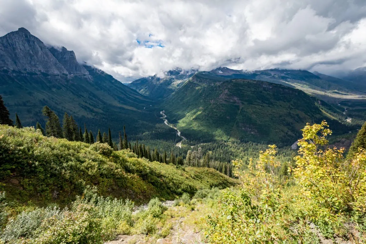 Horska silnice Going-to-the-Sun Road v narodnim parku Glacier