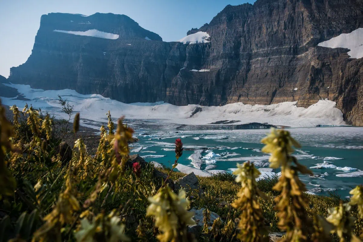 Ledovec Grinnell Glacier nad tyrkysovym jezerem