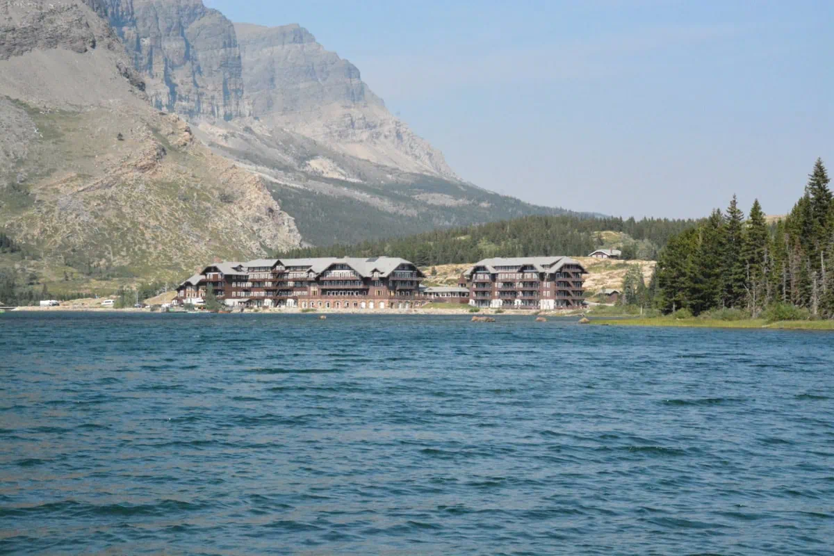 Historicky Many Glacier Hotel u jezera Swiftcurrent