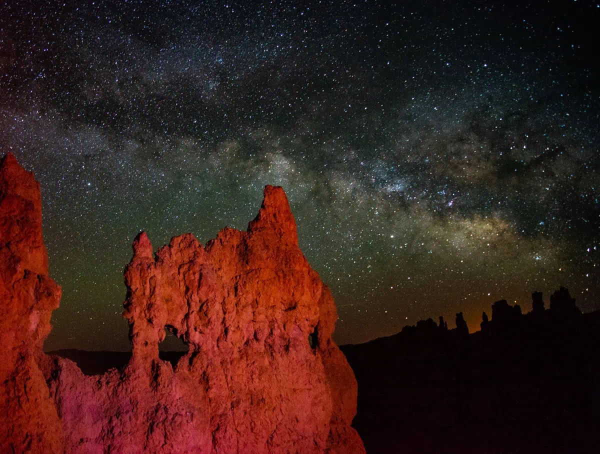 Hvezdna obloha nad skalnimi vezemi Bryce Canyon