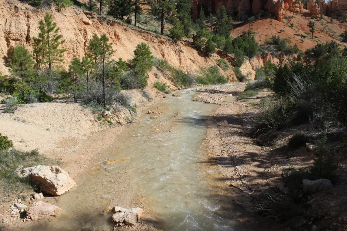 Stezka Mossy Cave Trail s vodopadem v Bryce Canyon