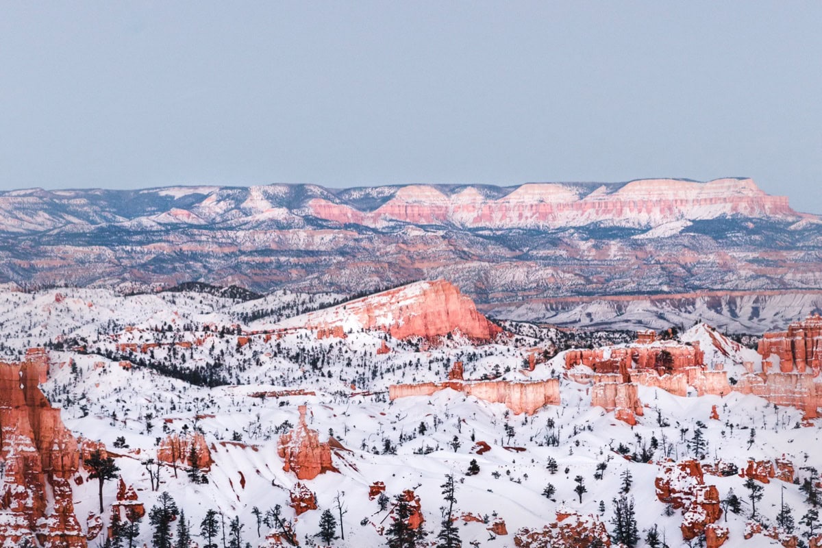 Bryce Canyon, Utah: 15 sfaturi despre ce să vezi și ce să faci 15 Hoodoos acoperite de zapada in Bryce Canyon iarna