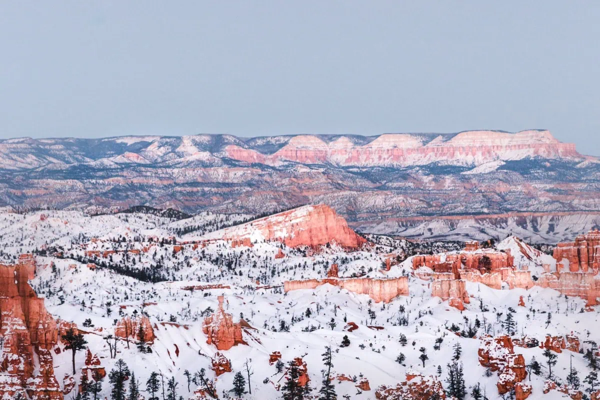 Zasnezene hoodoos v Bryce Canyon v zime