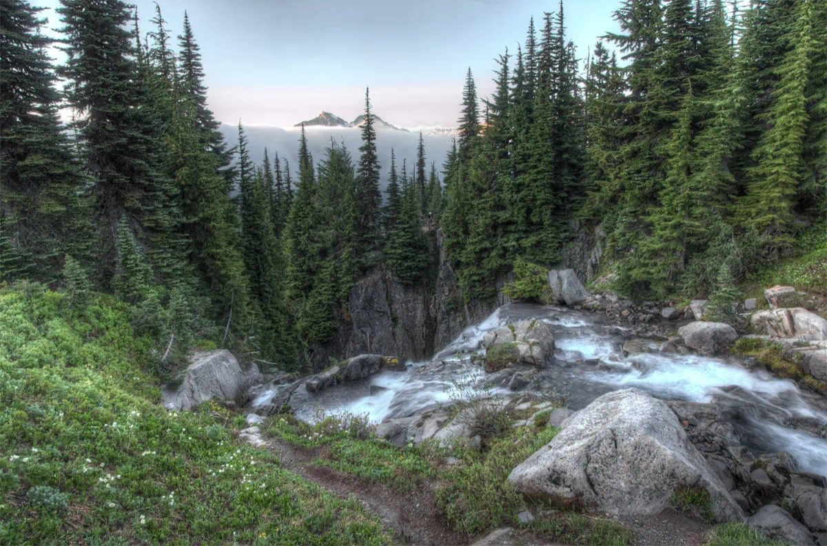 Vodopad Myrtle Falls s Mount Rainier v pozadi