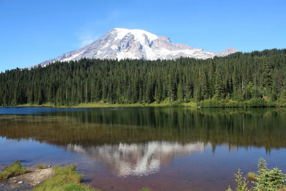 Zrcadlovy odraz Mount Rainier v Reflection Lakes