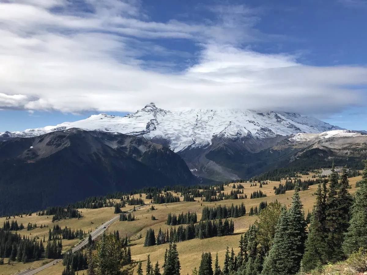 Pohled na ledovce Mount Rainier z oblasti Sunrise